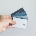 L’era dell’invisibilità digitale: dai palmi delle mani agli algoritmi opachi