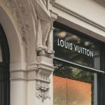L’Onda d’Urto di Louis Vuitton: L’Egemonia del Lusso tra le Passerelle di Parigi e l’Olimpo del Bernabéu